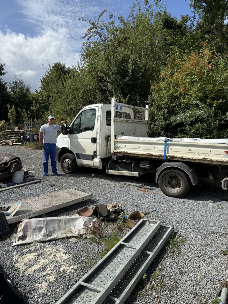 Kylian Noblot et son camion d'artisan couvreur zingueur - les toitures sulpiciennes