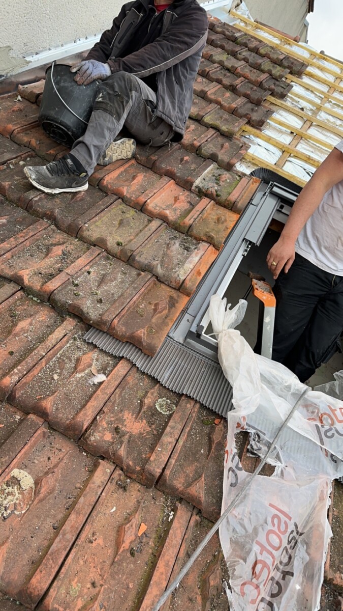 Pose Velux en cours sur ancienne toiture par Kylian Noblot Couvreur 77