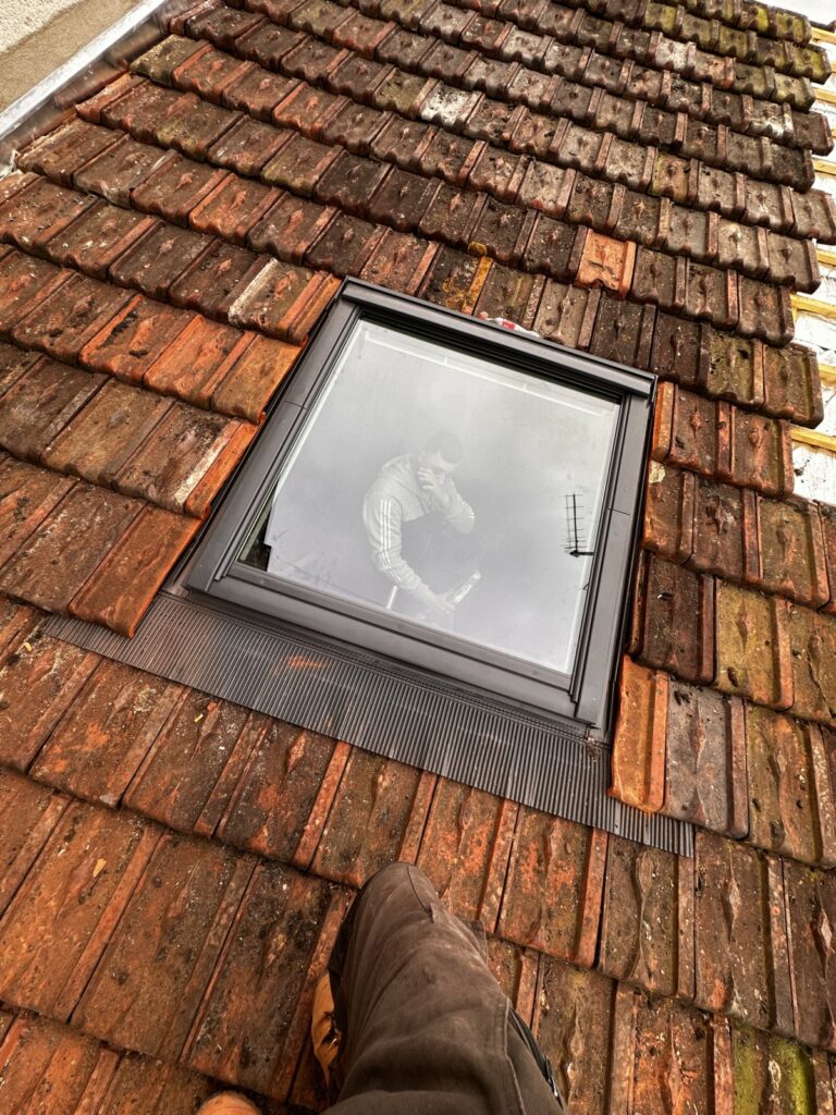 Pose Velux terminée sur ancienne toiture par Kylian Noblot Couvreur 77