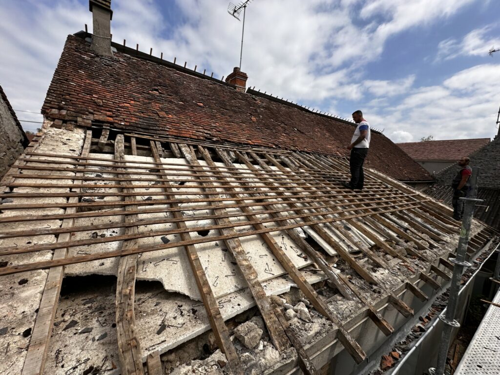 Charpente usée - rénovation charpente à venir par Kylian Noblot artisan Charpentier